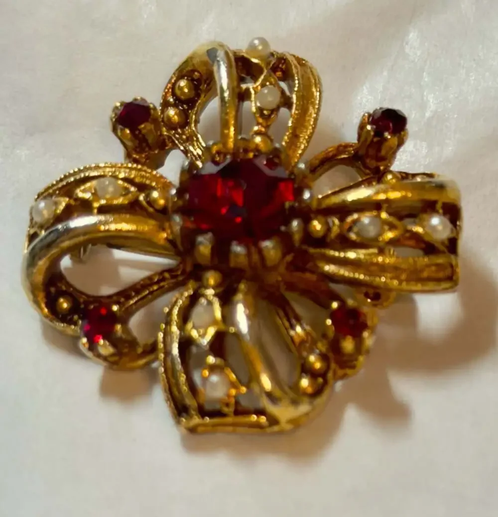 Vtg Gold-Tone Bow Brooch with Red Rhinestones and Faux Seed Pearls 1